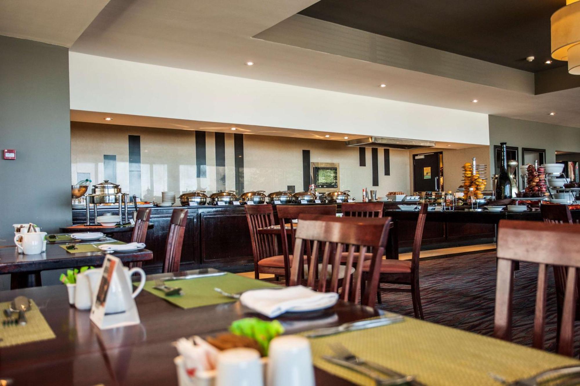 Garden Court East London Hotel Екстериор снимка