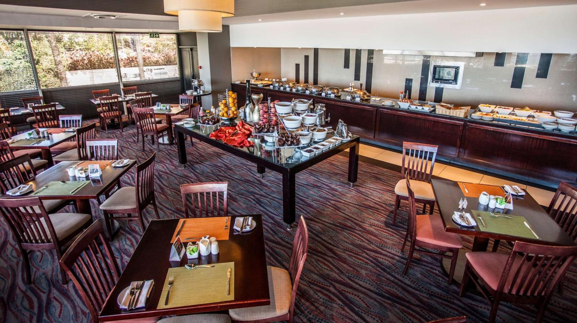 Garden Court East London Hotel Екстериор снимка