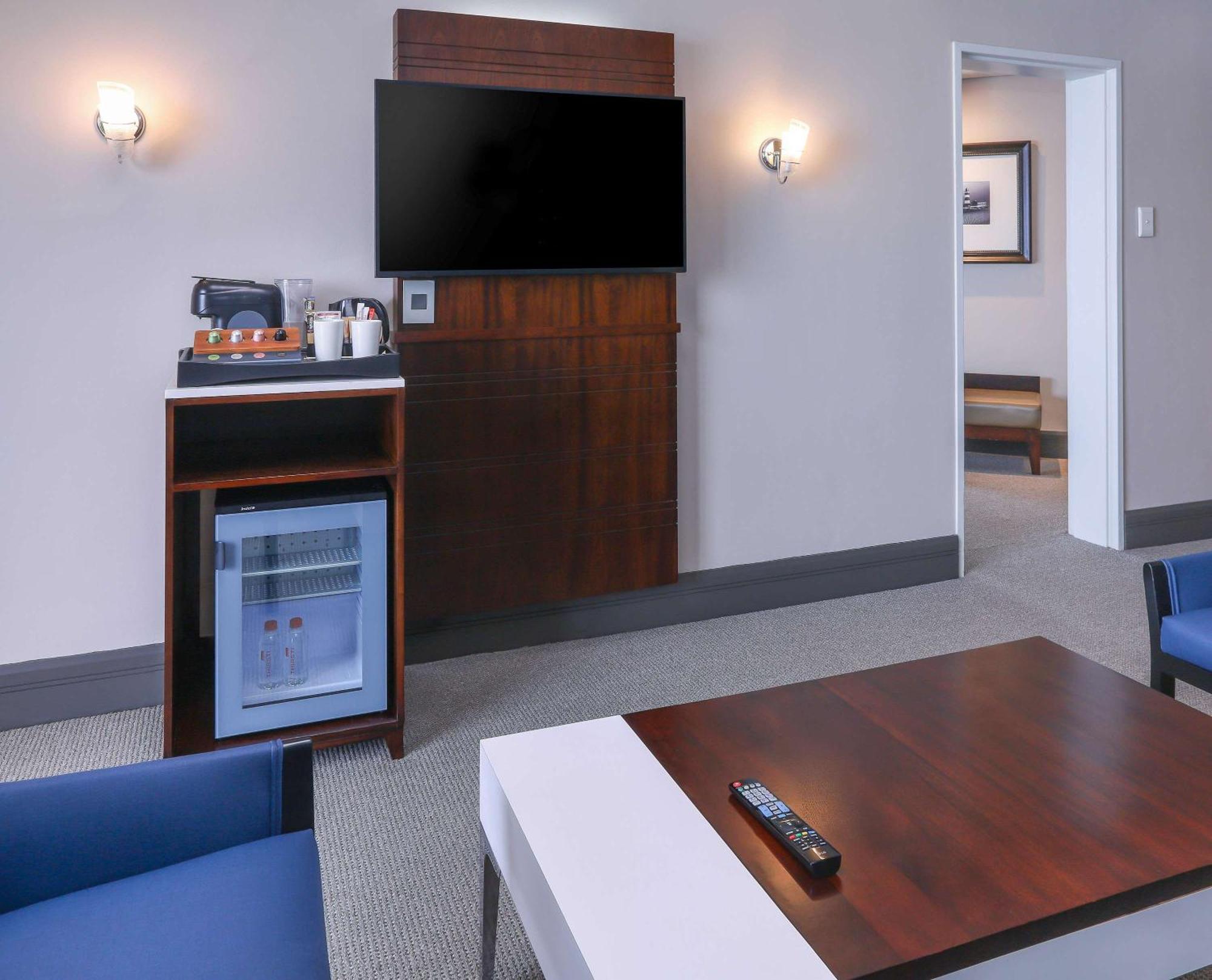 Garden Court East London Hotel Екстериор снимка