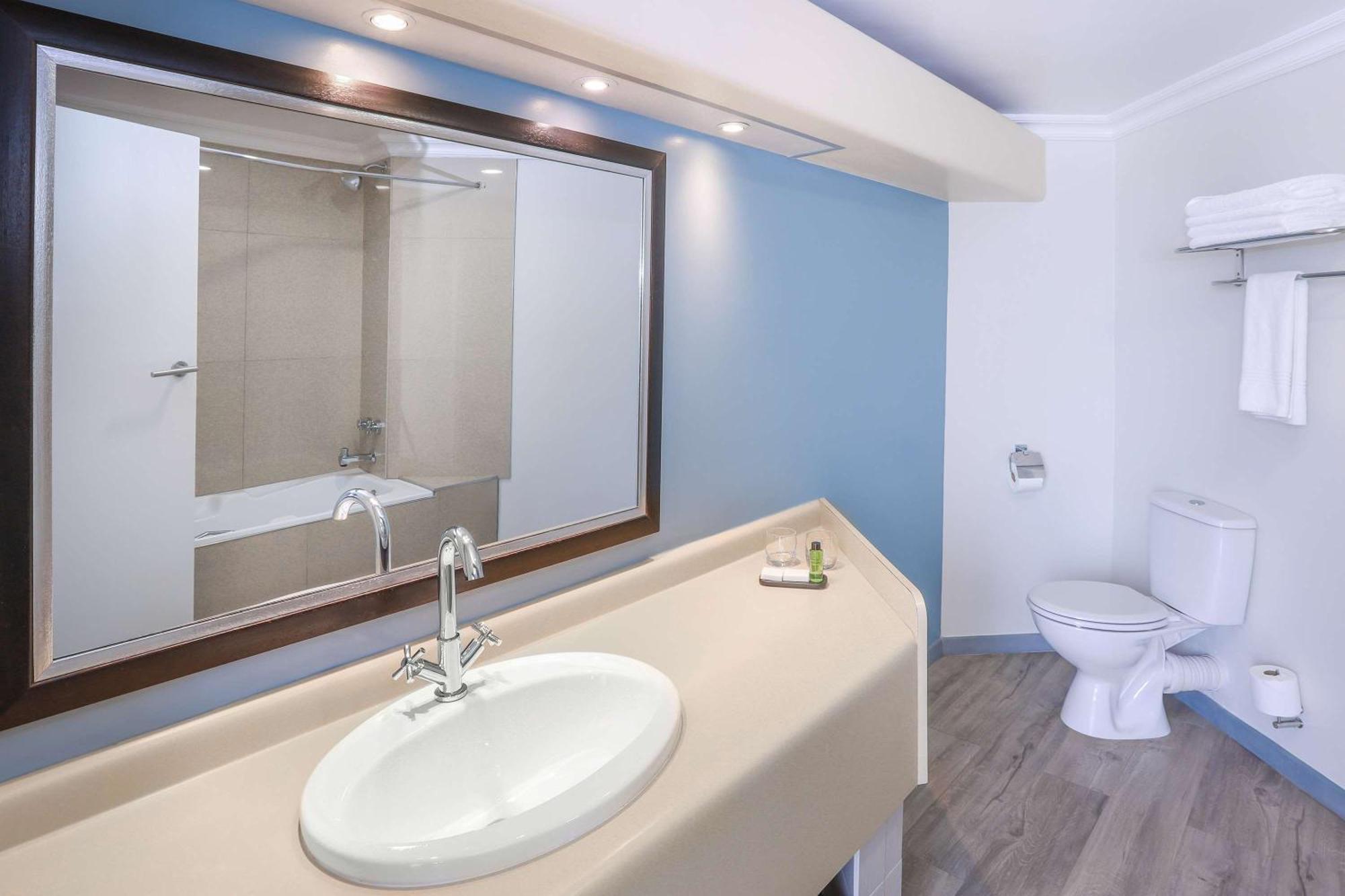 Garden Court East London Hotel Екстериор снимка