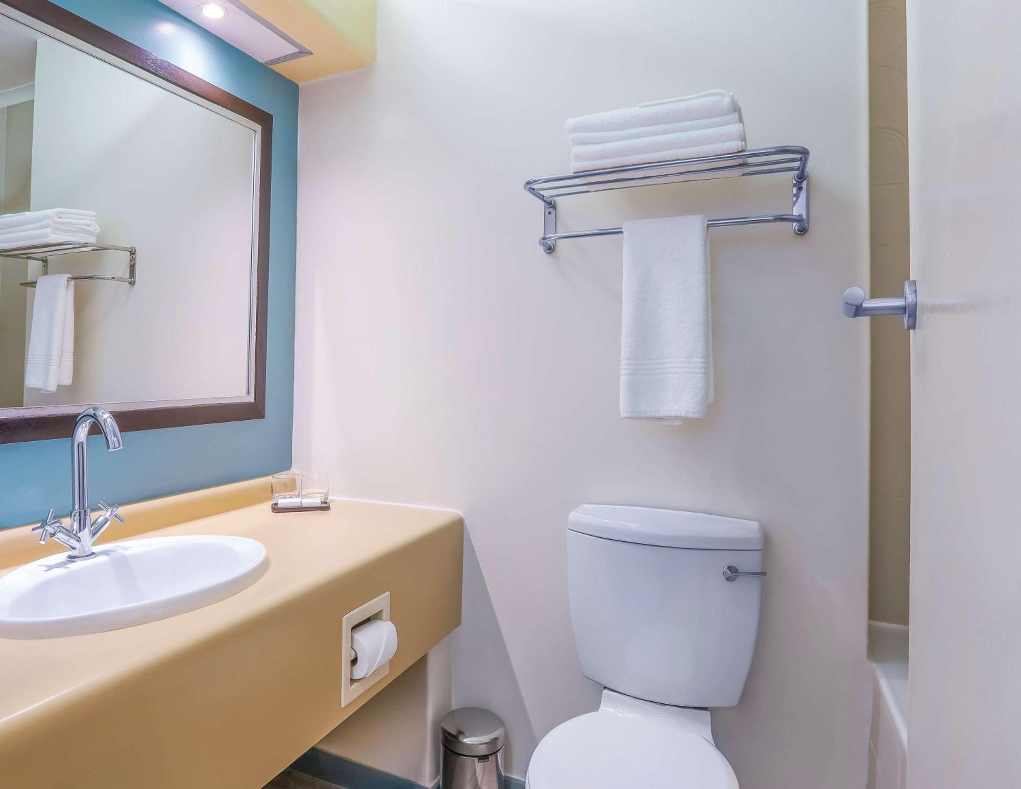 Garden Court East London Hotel Екстериор снимка