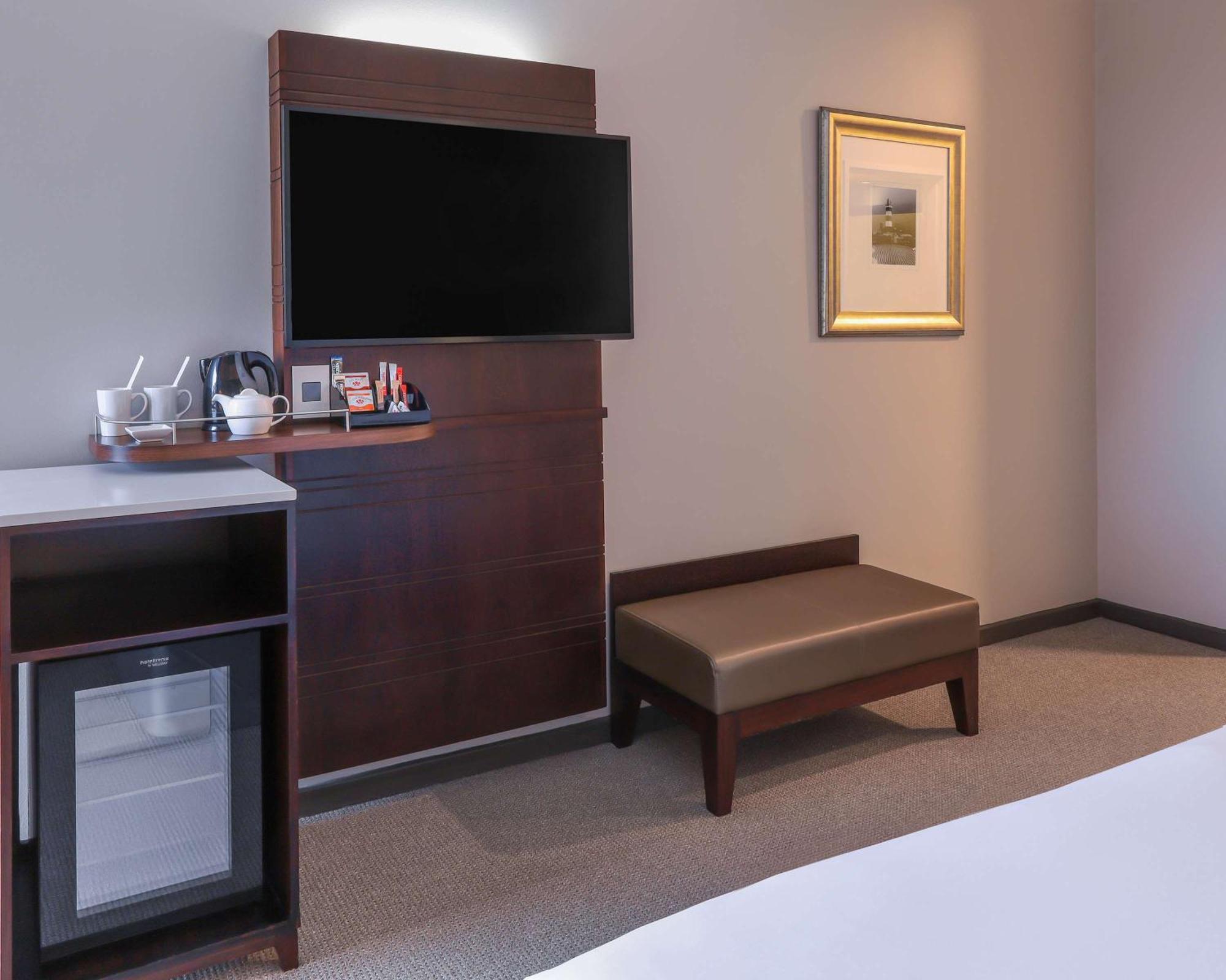 Garden Court East London Hotel Екстериор снимка