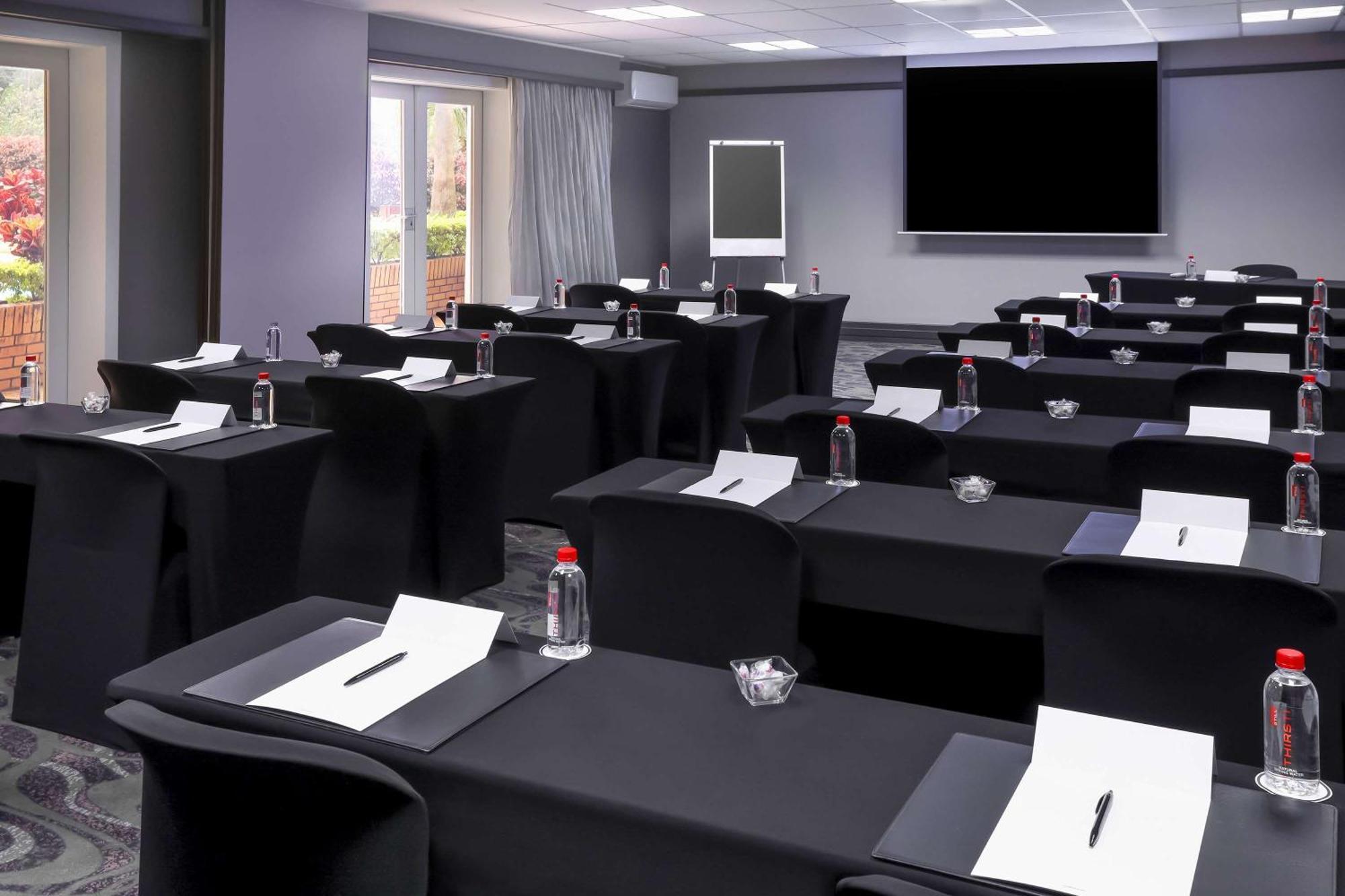 Garden Court East London Hotel Екстериор снимка
