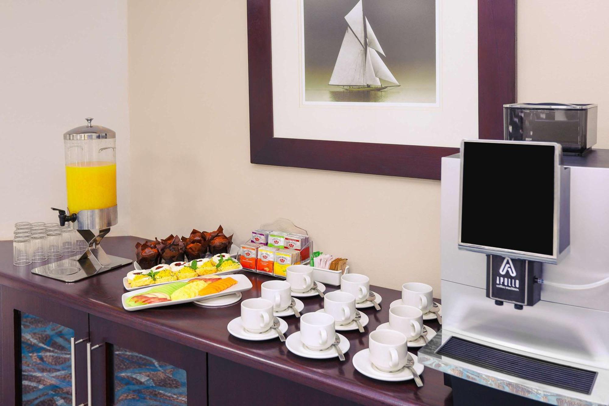Garden Court East London Hotel Екстериор снимка