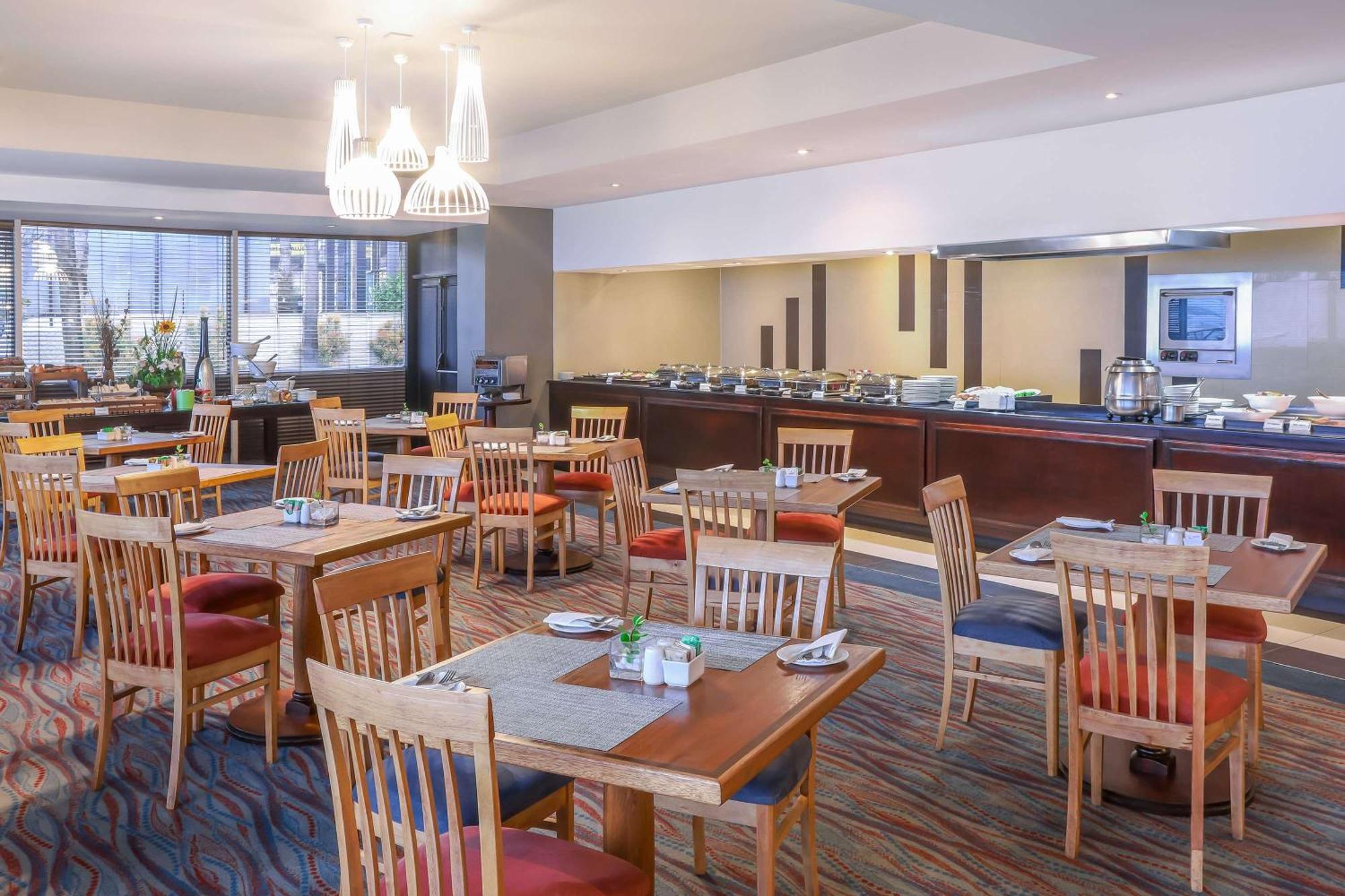 Garden Court East London Hotel Екстериор снимка